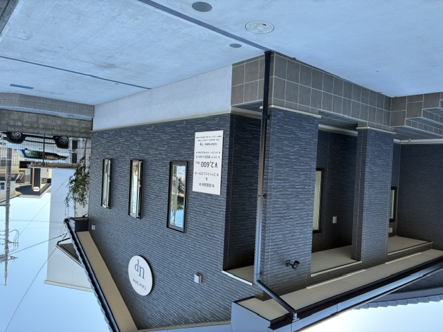店舗外観と駐車場の写真